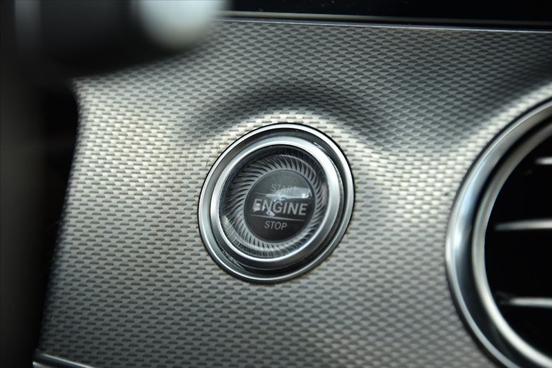 Mercedes-Benz Třídy E 220D 4MATIC AMG NAVI ČR - fotka 20 z 34