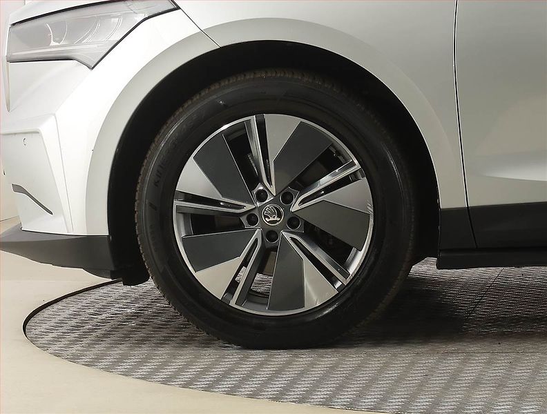 Škoda Enyaq (2023) Loft iV 80 (82 kWh), SoH 94% - fotka 15 z 28
