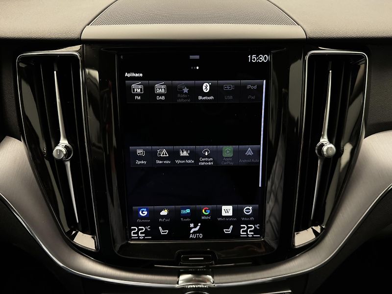 Volvo XC60 B4 AWD MOMENTUM AUT REZERVACE - fotka 35 z 45