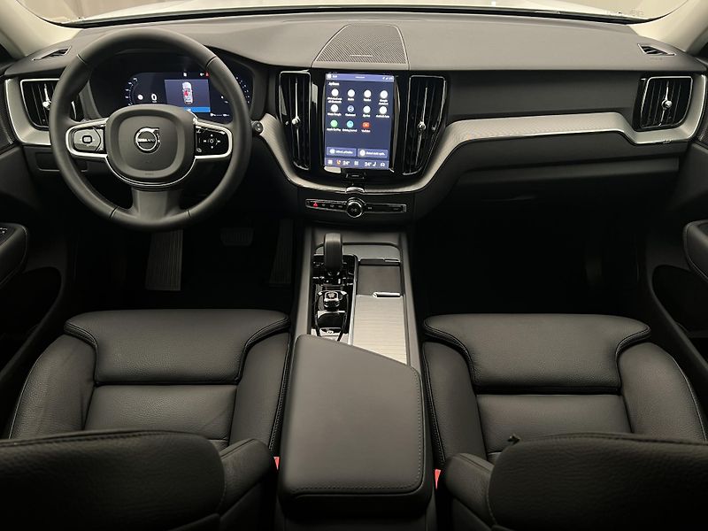 Volvo XC60 B5 AWD PLUS DARK AUT 1.maj. - fotka 2 z 43