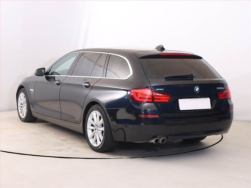 BMW Řada 5 (2013) 530d xDrive, 4X4, Automat - fotka 4 z 23