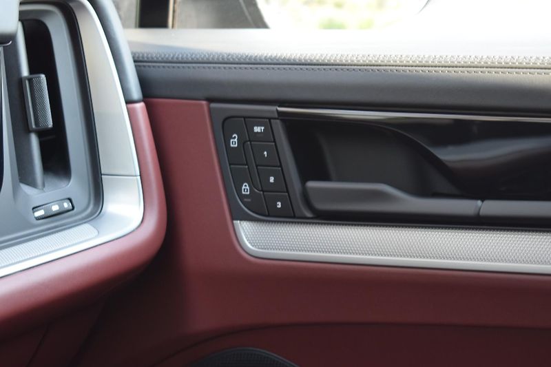 Porsche Cayenne (2026) KeyLess/SoftClose/Pano - fotka 25 z 52