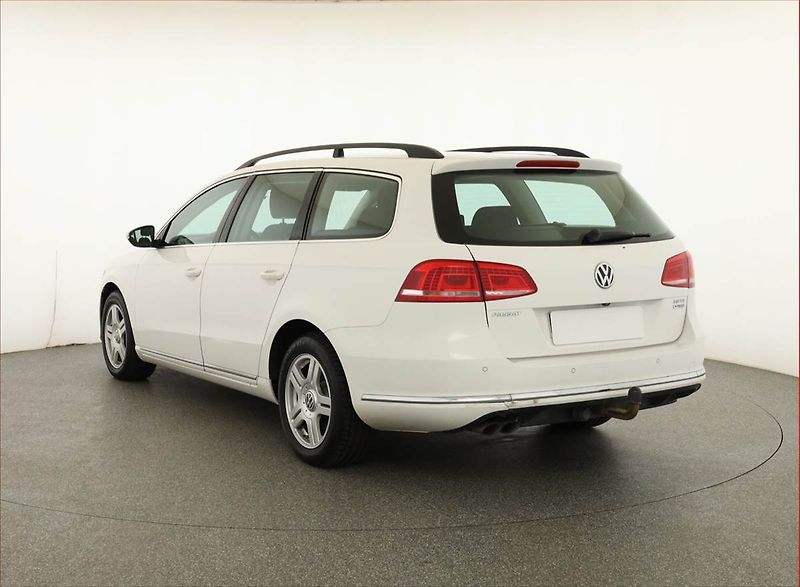 Volkswagen Passat (2012) 2.0 TDI, Xenony, Tempomat - fotka 4 z 16
