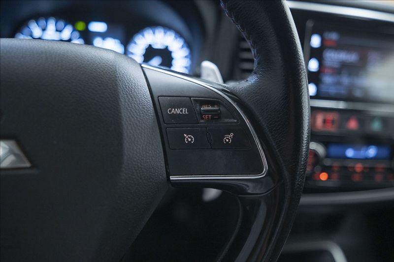Mitsubishi Outlander 2,0 MIVEC AWD AT INTENSE ČR - fotka 17 z 33