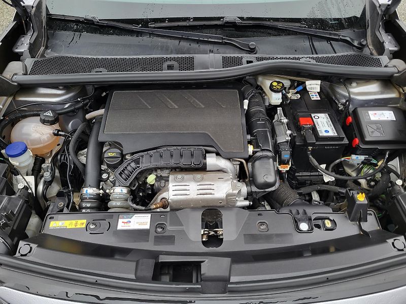 Peugeot 2008 1.2 PureTech 130k AUTOMAT - fotka 34 z 45