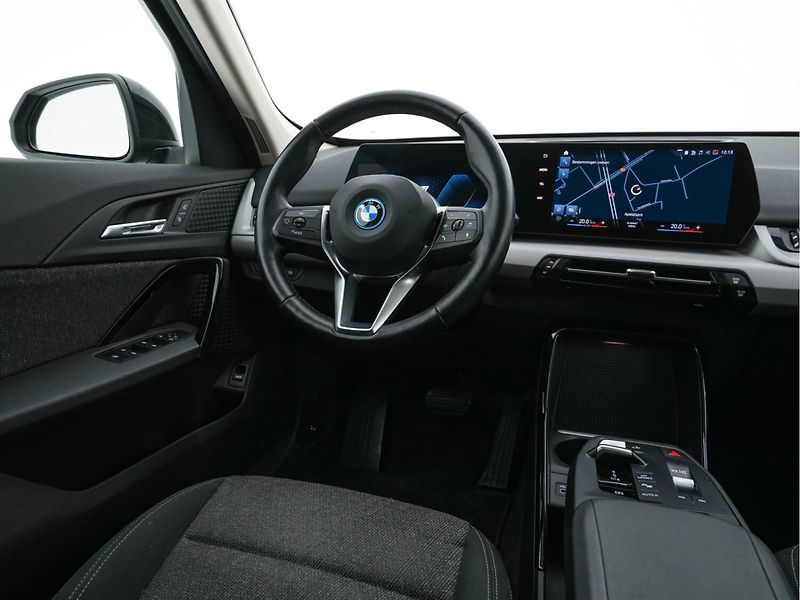 BMW iX1 (2023) xDrive30 65 kWh 4×4 - fotka 7 z 14