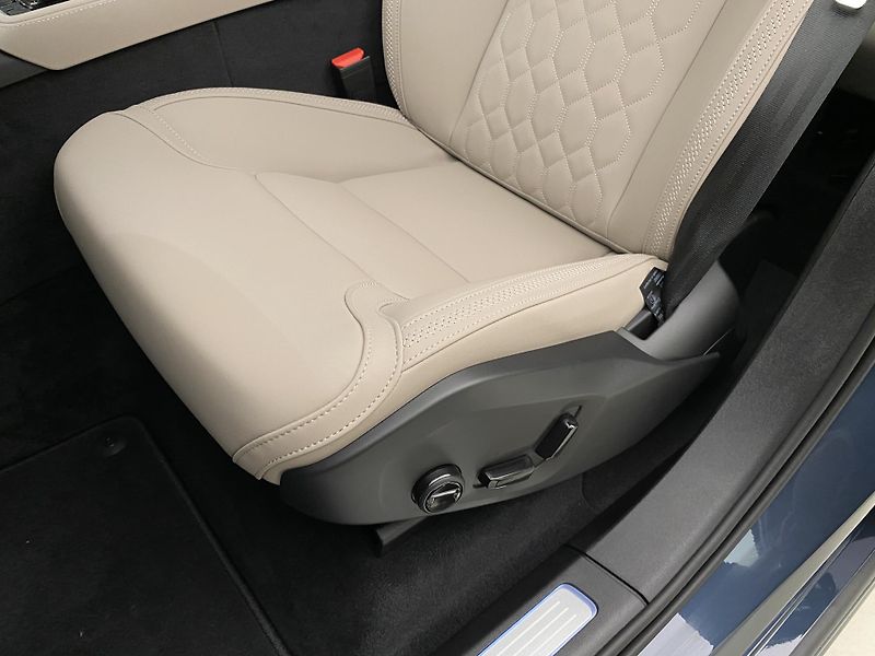 Volvo XC90 (2026) T8 AWD Plug-in CORE 7m - fotka 31 z 64