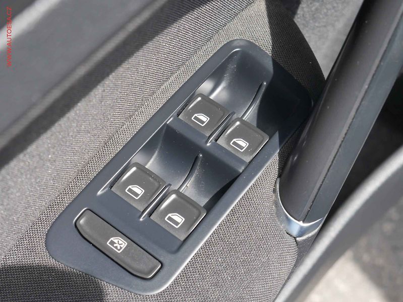 Volkswagen Golf (2012) 1.2TSi, AC - fotka 14 z 17