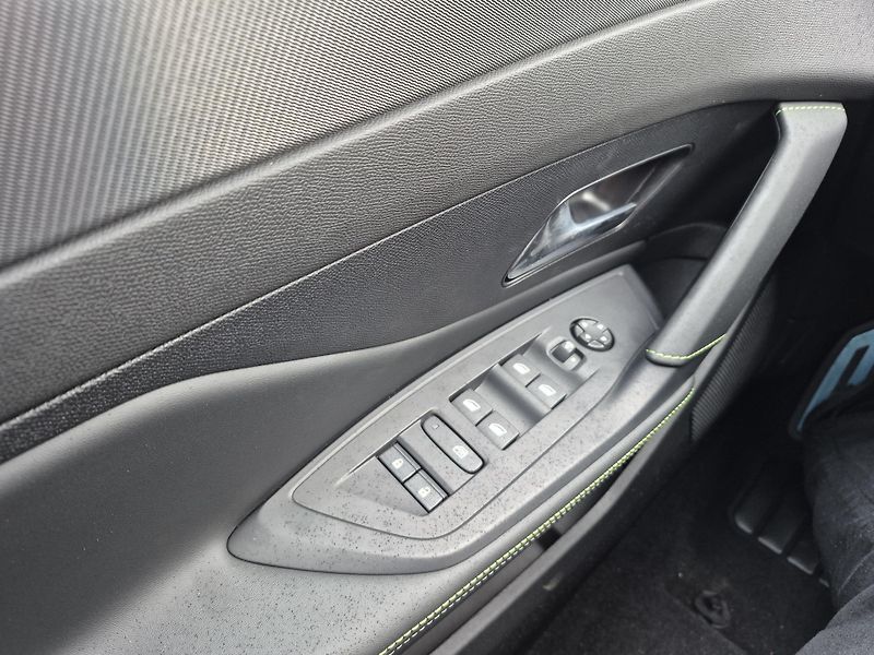Peugeot 308 (2026) SW GT Elektro115 kW/156k 58kWh - fotka 17 z 26