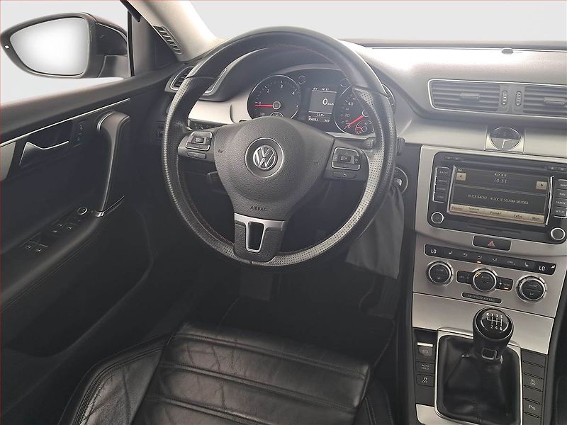 Volkswagen Passat (2013) 2.0 TDI, Navi, Xenony - fotka 7 z 17