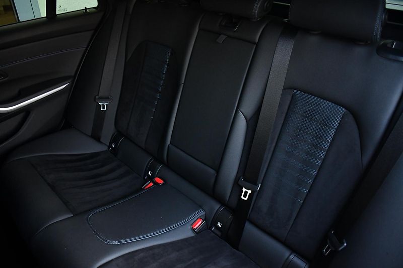BMW Řada 3 320d xD M-SPORT ČR 3L-ZÁRUKA - fotka 19 z 51