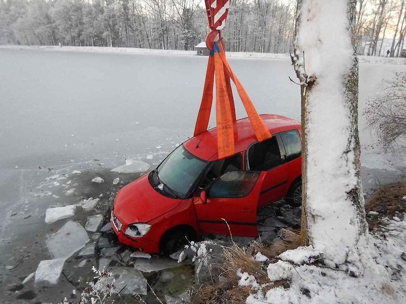 Hasiči vytahují automobil, který skončil v rybníku v Jistebnici.
