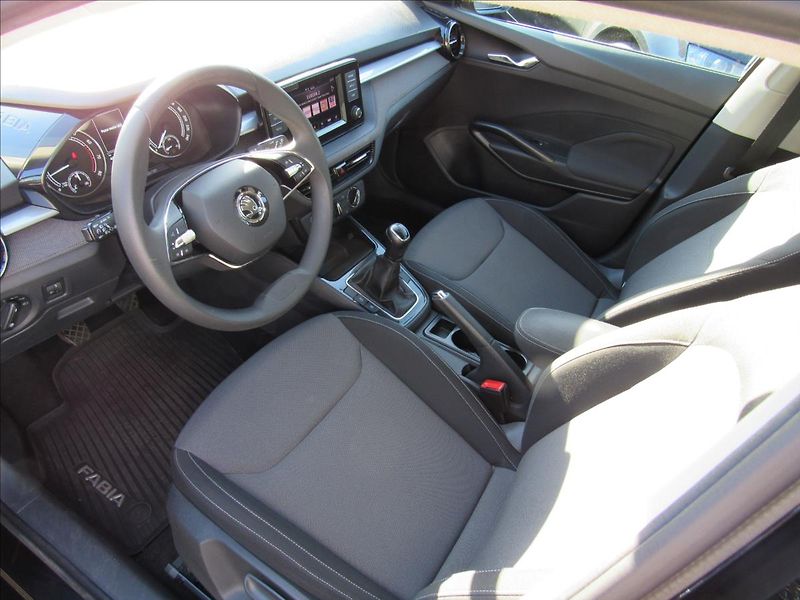 Škoda Fabia 1,0 MPi Ambition - fotka 9 z 29
