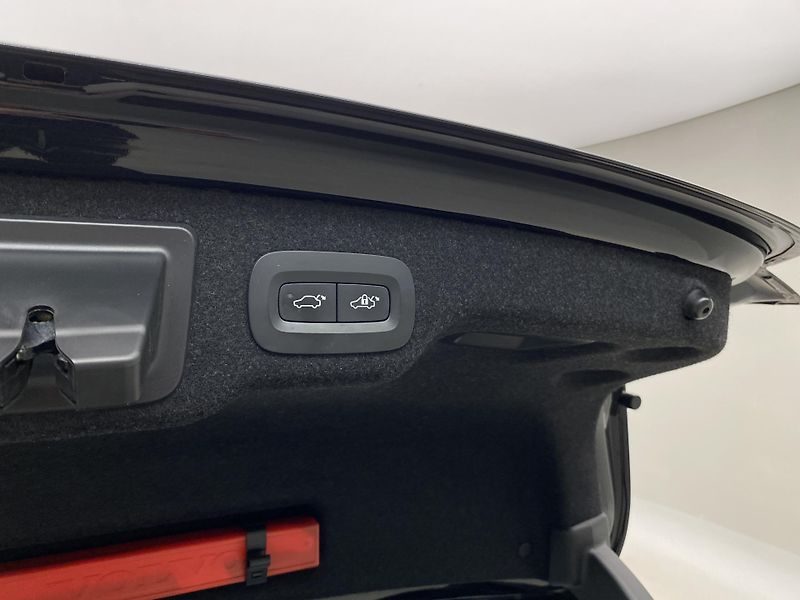 Volvo S90 D4 MOMENTUM AUT  - fotka 31 z 43