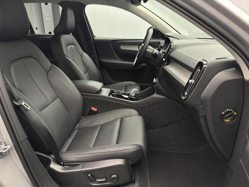 Volvo XC40 B4 DARK PLUS AUT CZ 1.maj - fotka 25 z 46