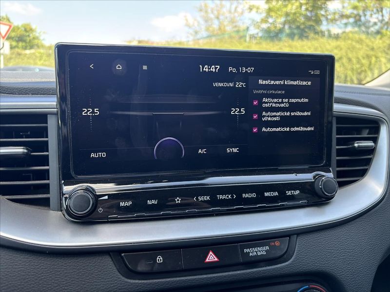 Kia Ceed 1,5 TGDi AT TOP ZÁRUKA ADAPTIV - fotka 24 z 40