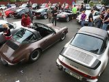 PORSCHE MNOHA PODOB A BAREV. Automobily Porsche přilákaly na výstaviště stovky lidí, kteří obdivovali jejich rozmanitost a nádheru. Pro mnohé z nich je tahle značka srdeční záležitostí.