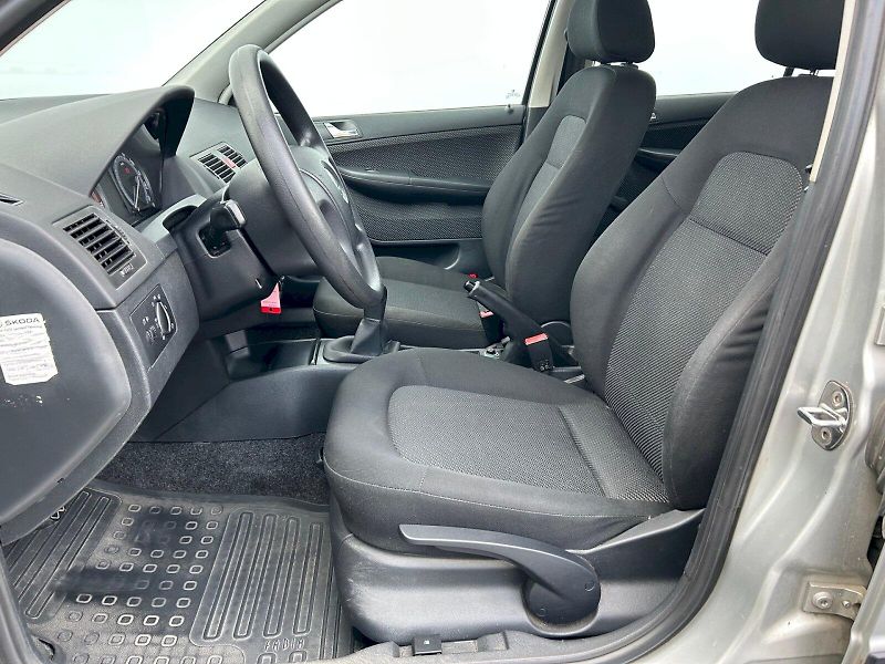 Škoda Fabia (2008) Ambiente 1.2 HTP 47 kW Combi - fotka 13 z 22