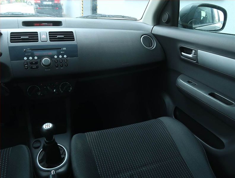 Suzuki Swift (2007) 1.3, nová STK, jezdí výborně - fotka 8 z 15