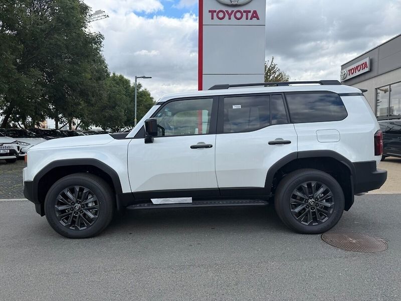Toyota Land Cruiser MC 2027 EXECUTIVE Skyview 2.8D - fotka 3 z 13