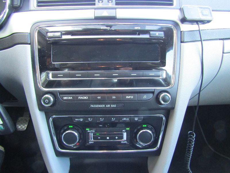 Škoda Superb (2011) 1.6 TDI 77kW ZIMNÍ PNEU - fotka 28 z 32