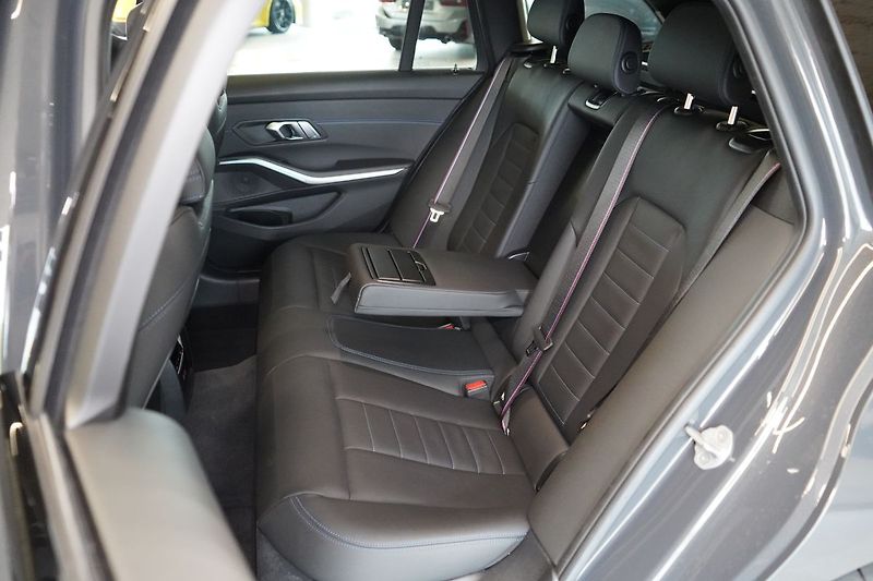 BMW Řada 3 M340i xDrive Touring, M PRO - fotka 43 z 46