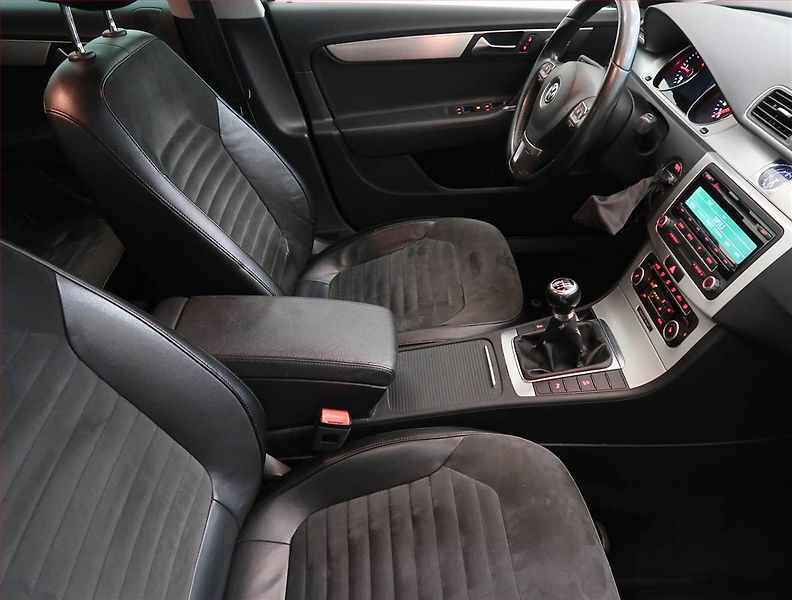 Volkswagen Passat (2011) 2.0 TDI, Tempomat - fotka 9 z 12