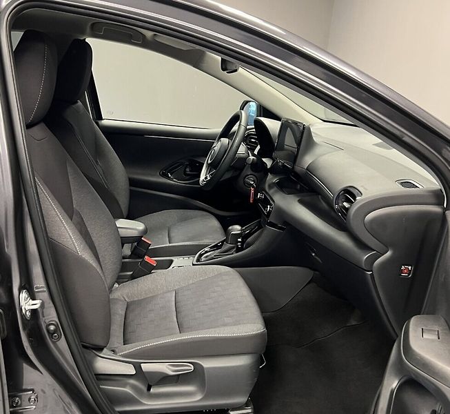 Toyota Yaris 1.5 Hybrid AT STYLE - fotka 10 z 17