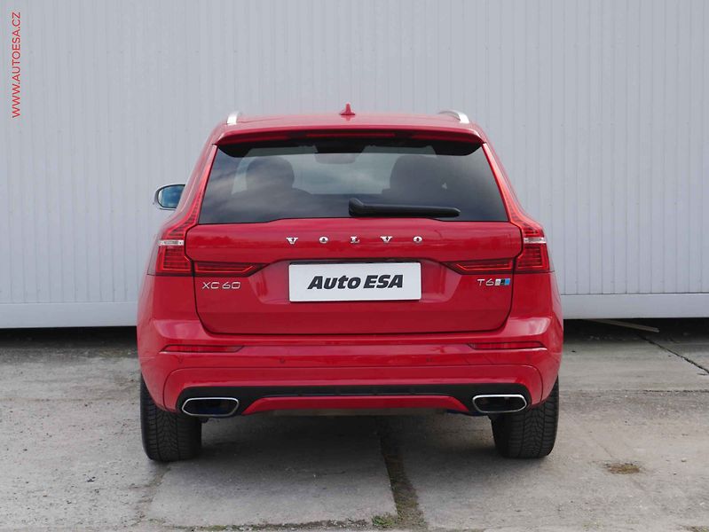 Volvo XC60 (2018) 2.0 T6 4x4, AT, navi, LED - fotka 5 z 19