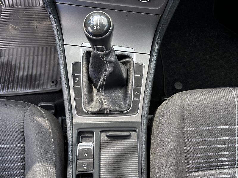 Volkswagen Golf 1.6 TDI 81KW VARIANT - fotka 17 z 23