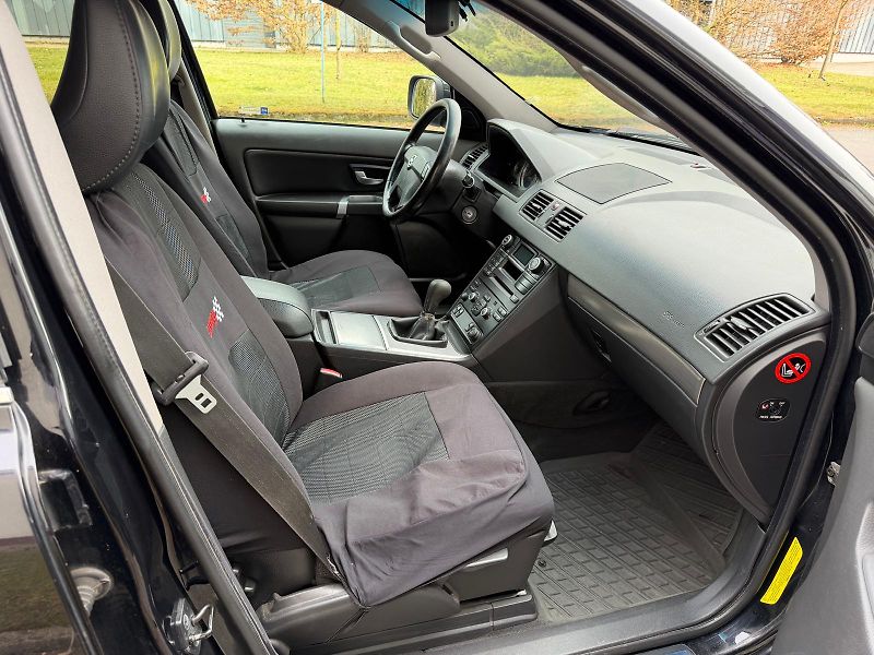 Volvo XC90 2,4 D5 AWD / 1.maj. / ČR / - fotka 19 z 26
