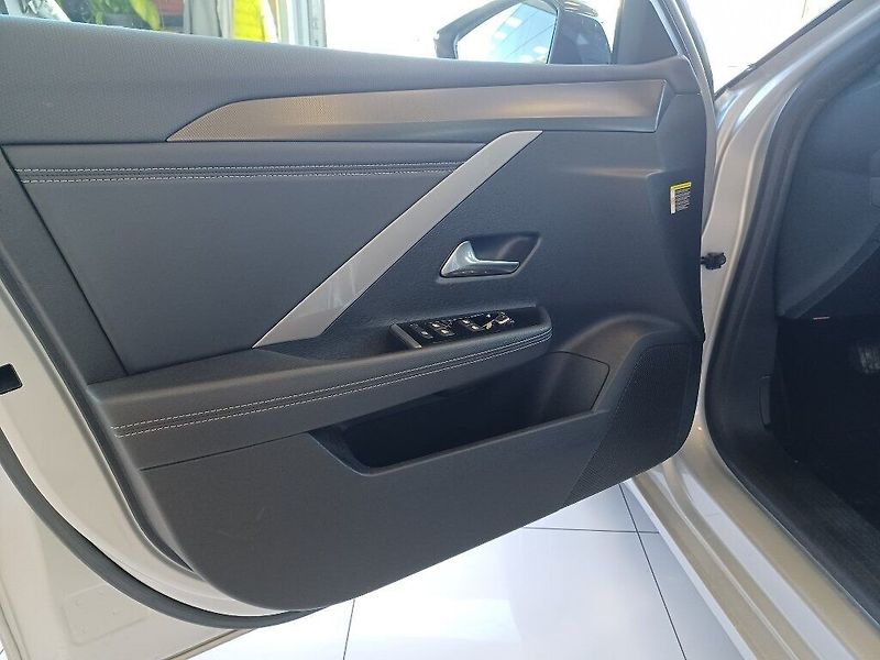 Opel Astra GS 1,2 Turbo AT8 - fotka 11 z 23