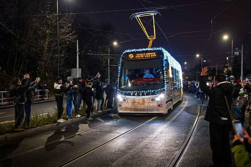 Vánoční flotila pražského dopravního podniku.