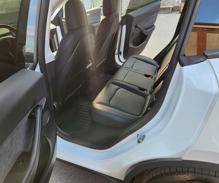 Tesla Model Y (2021) TEPELKO*ZÁRUKA*TAŽNÉ*AWD* - fotka 16 z 45