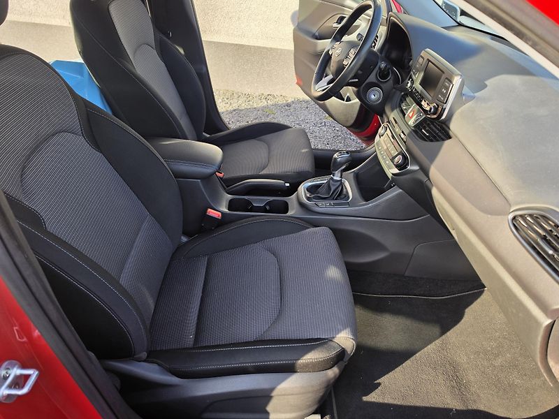 Hyundai i30 1.4 i atmosfera  - fotka 12 z 22