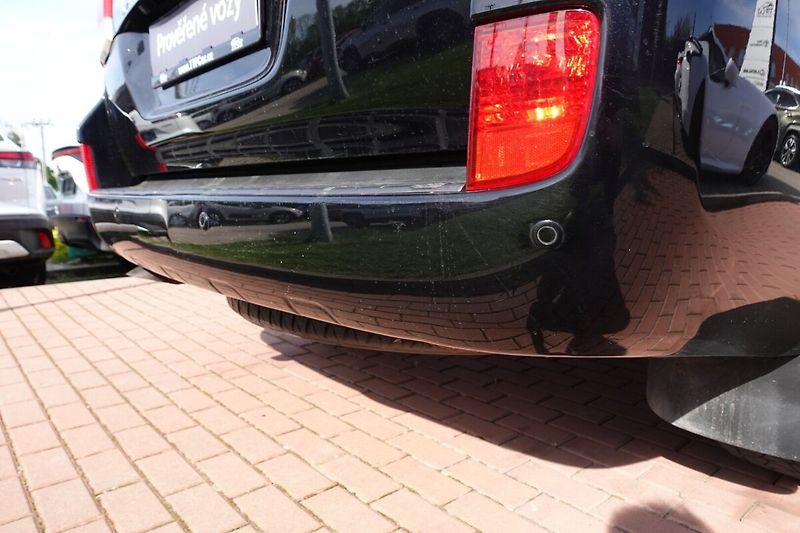 Toyota Land Cruiser 4.5D-4D V8 200kW 6A/T Lux+ - fotka 32 z 35