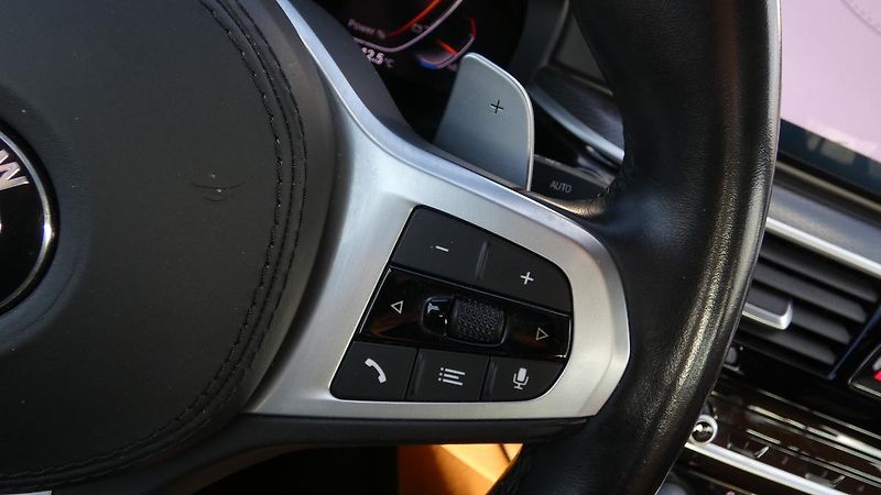 BMW Řada 5 M 550i xDrive - fotka 12 z 25