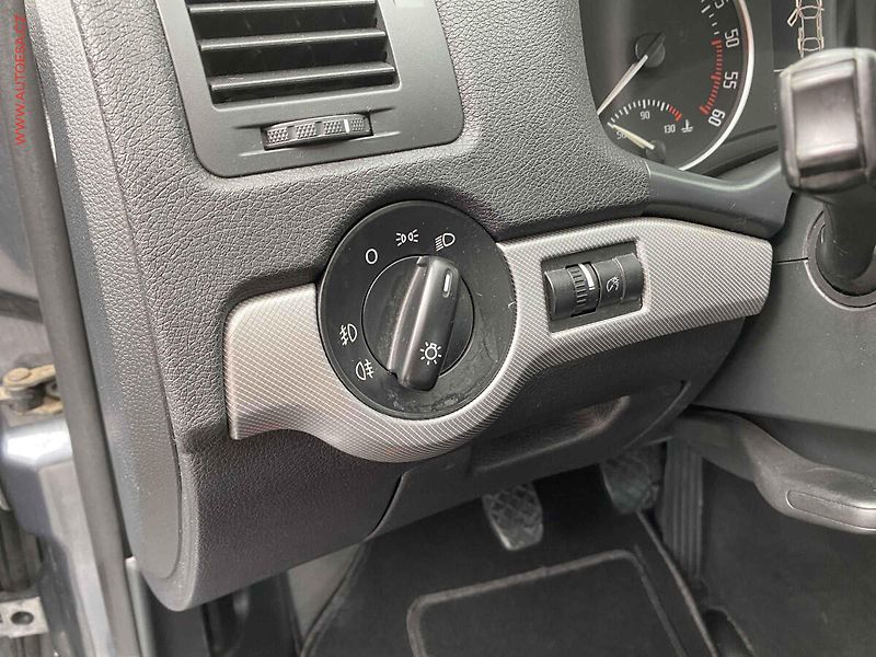 Škoda Octavia (2011) 1.6 TDi, ČR, Elegance - fotka 15 z 17