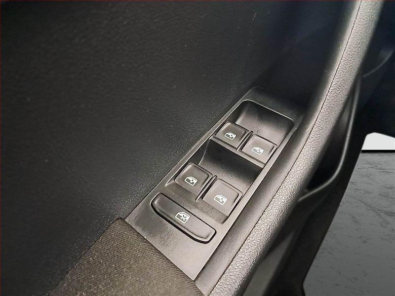 Škoda Fabia (2016) 1.2 TSI, Navi, Bi-Xenony - fotka 15 z 15