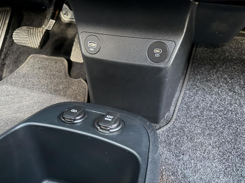 Kia EV6 (2023) PREMIUM-PLUS-AWD-SOH 96%-TOP - fotka 24 z 32