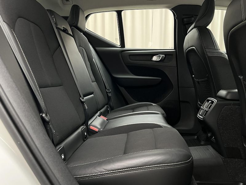 Volvo XC40 T3 MOMENTUM AUT 1. maj. - fotka 21 z 45