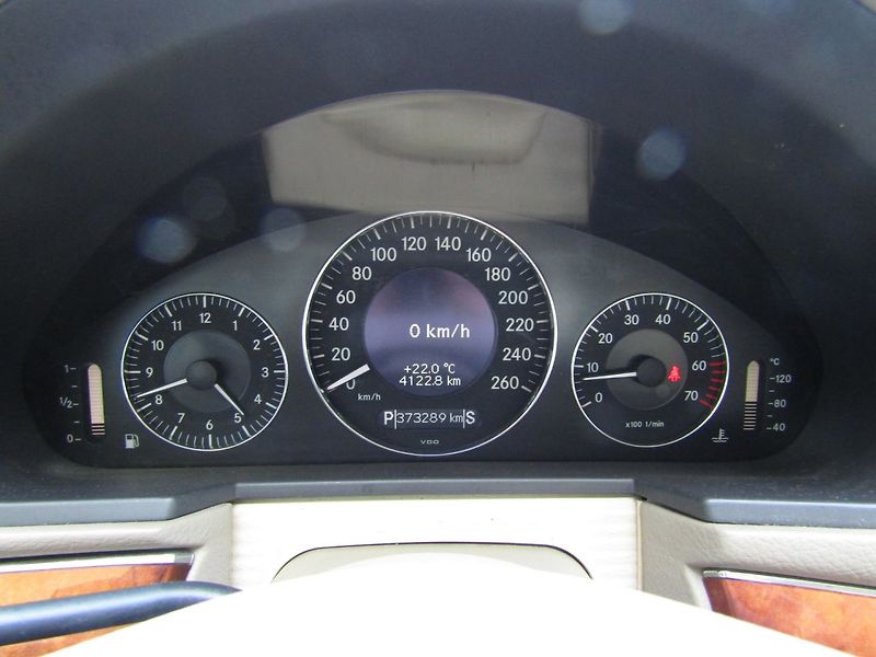 Mercedes-Benz Třídy E (2005) E 320 165kW AUTOMAT BEZ MĚCHŮ - fotka 28 z 35