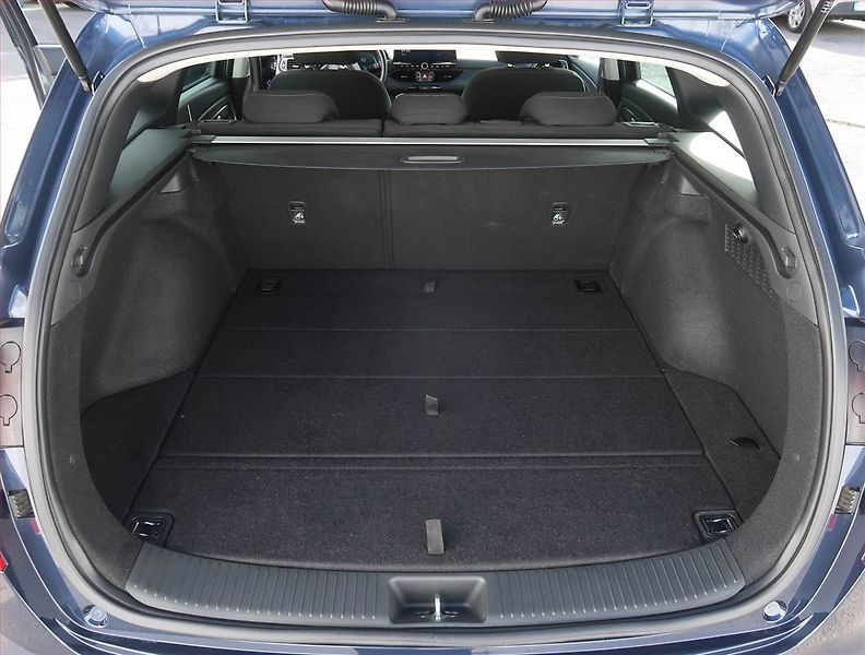 Hyundai i30 (2025) Family 1.5 T-GDI MHEV 48V - fotka 14 z 20