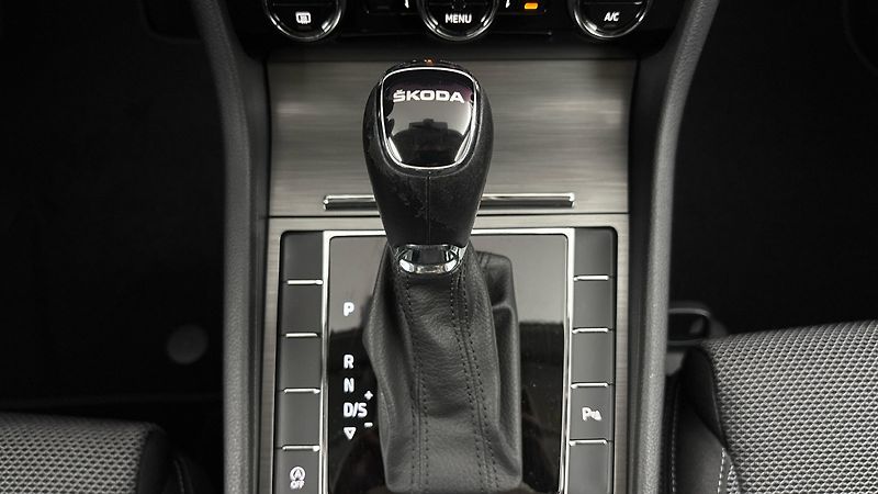 Škoda Superb 2.0 TDI DSG Style Combi - fotka 23 z 26