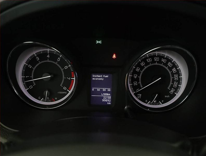 Suzuki Kizashi (2014) 2.4 VVT, Serv.kniha, Xenony - fotka 9 z 16