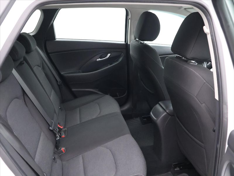 Hyundai i30 1,6 CRDi 85kW Aut. Style CZ - fotka 13 z 36