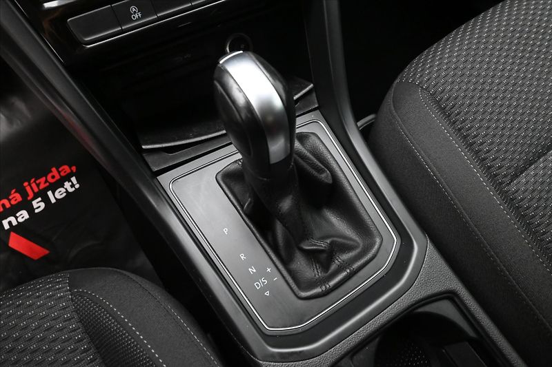 Volkswagen Touran 2,0 TDI 110KW DSG 7míst Záruka - fotka 24 z 34