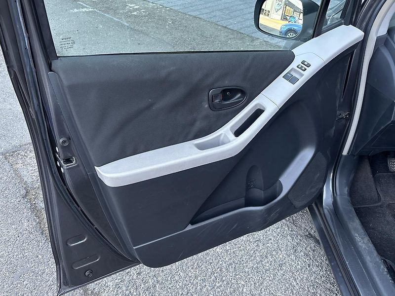 Toyota Yaris Hatchback - fotka 13 z 27