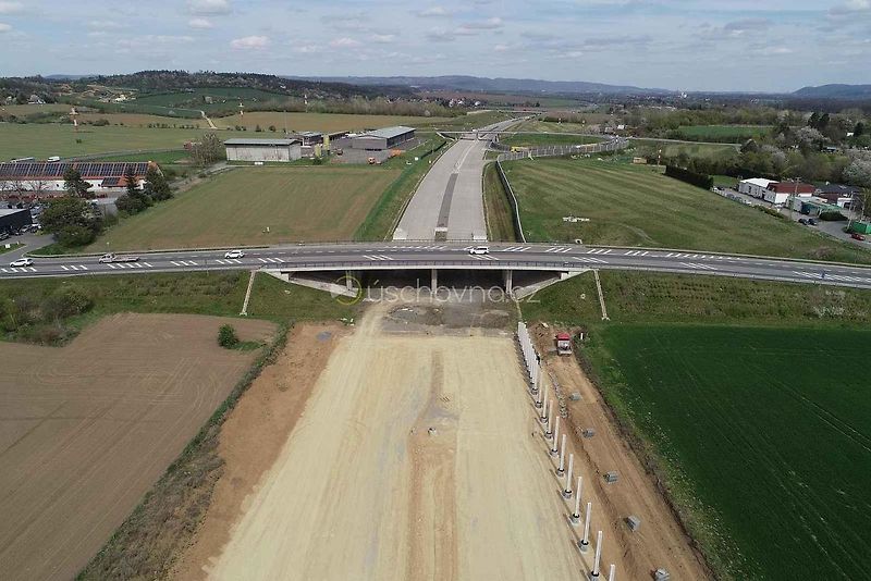 Stavba dálnice D1 v úseku mezi Říkovicemi a Přerovem významně pokročila.