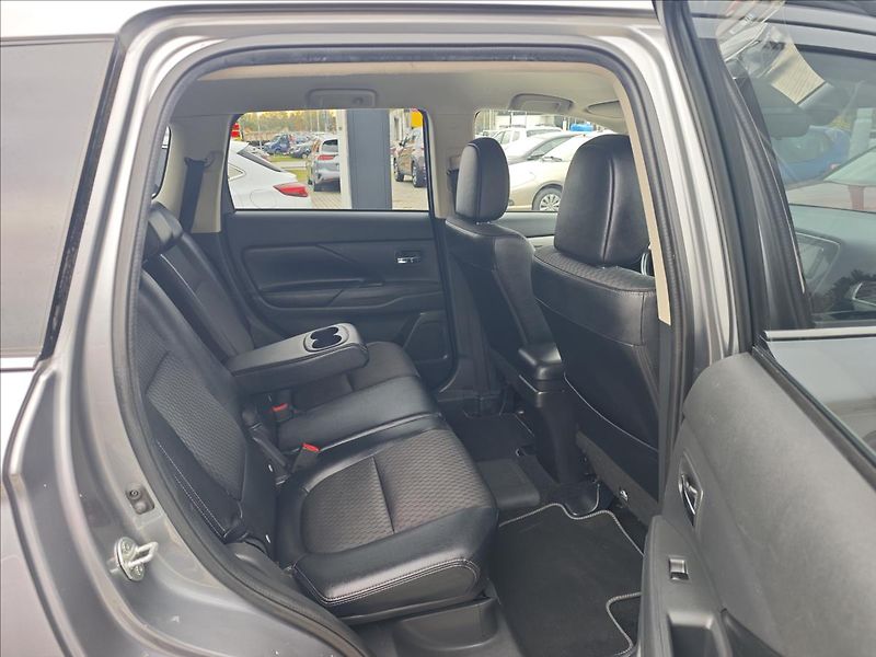 Mitsubishi Outlander 2,0 Plug-in HYBRID  4x4 INTENS - fotka 13 z 22